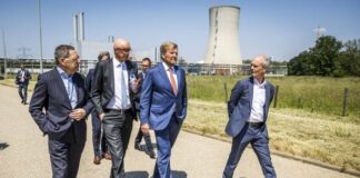   Koning Willem-Alexander krijgt een rondleiding over het chemieterrein van Chemelot.