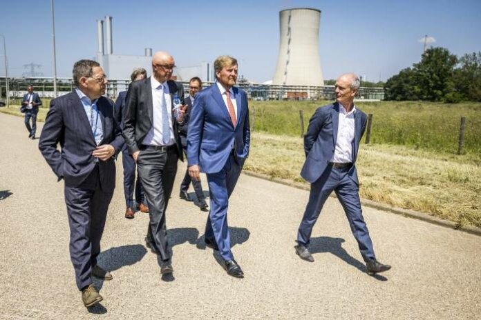   Koning Willem-Alexander krijgt een rondleiding over het chemieterrein van Chemelot.